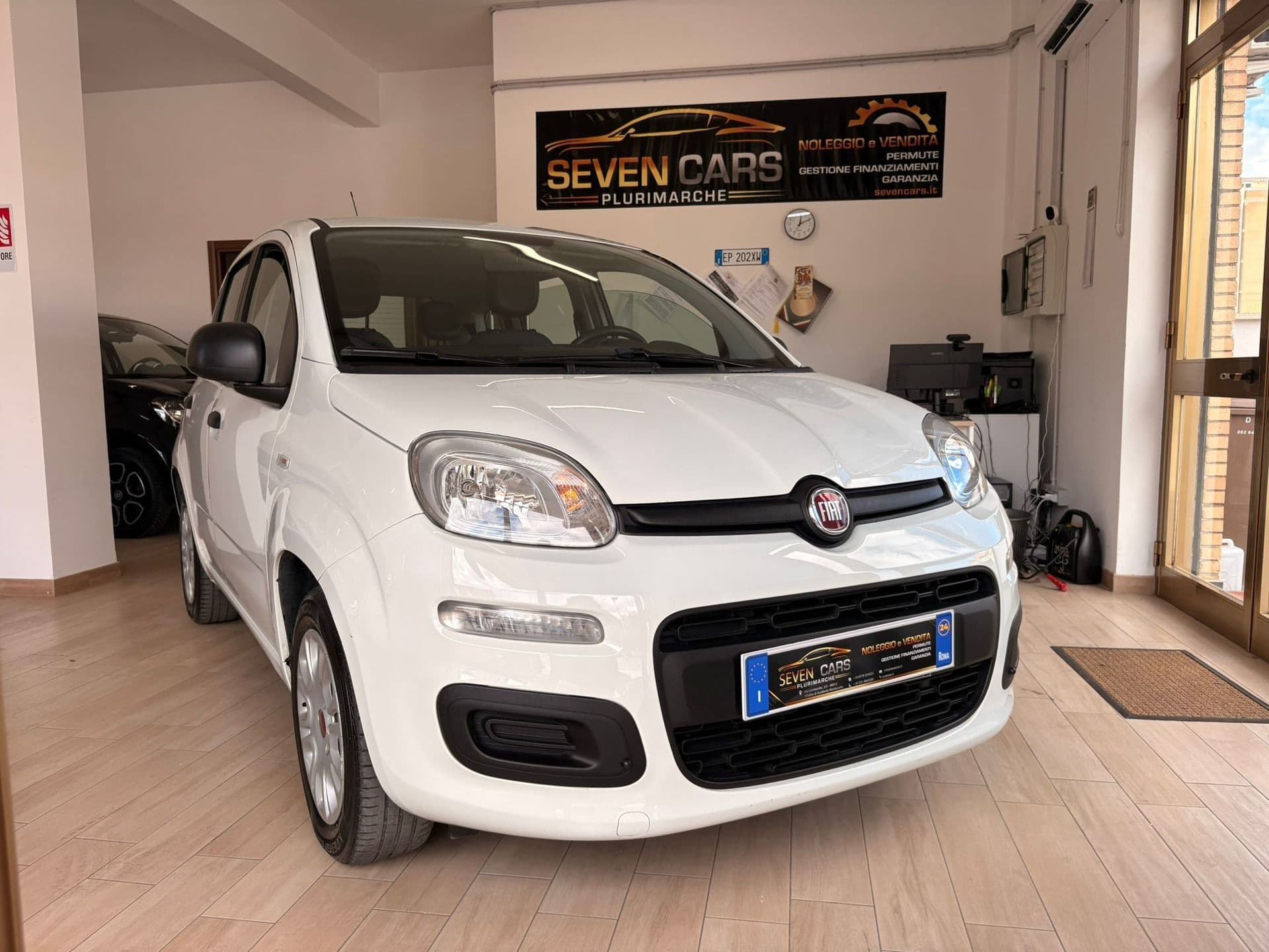 Fiat Panda bianca presso lo showroom Sevencars