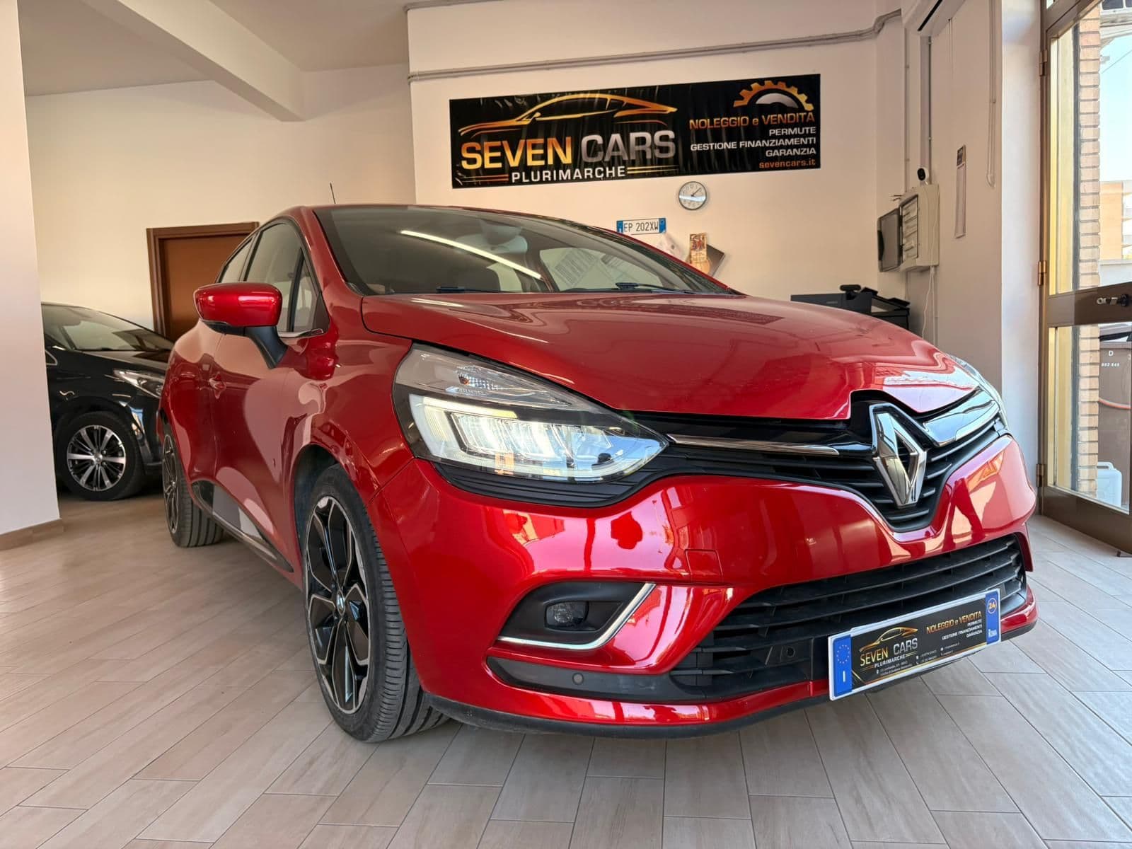 Renault Clio rossa presso lo showroom Sevencars